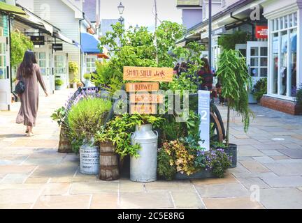 Bicester Village, Bicester, Oxfordshire, Großbritannien, eröffnet mit strengen sozialen Distanzierungsmaßnahmen wieder für Unternehmen. Einkaufen im Einzelhandel. Stockfoto