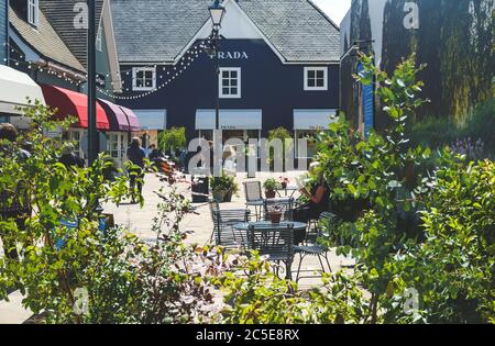 Bicester Village erlegt strenge soziale Distanzierungsregeln auf Stockfoto