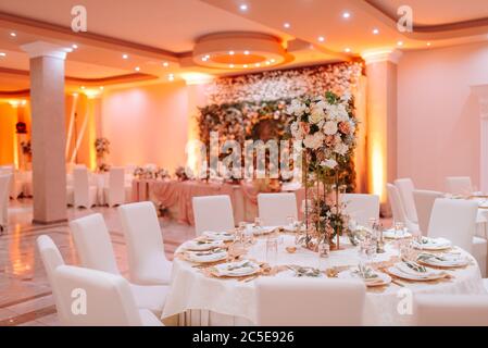 Romantisch dekorierter Tisch für eine besondere Veranstaltung. Blumenschmuck für die Feier Stockfoto