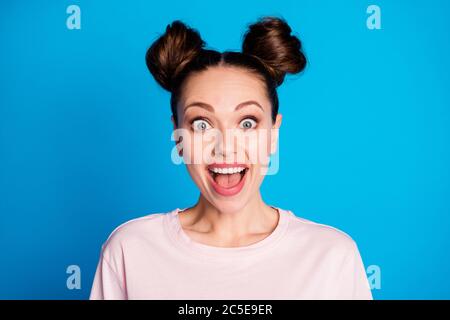 Nahaufnahme Foto von attraktiven schockiert Dame zwei lustige Brötchen fröhlich Stimmung hören erstaunlich gute Nachrichten öffnen Mund tragen lässig weiß rosa T-Shirt isoliert Stockfoto