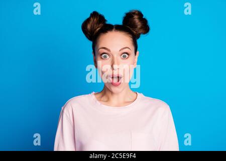 Nahaufnahme Foto von attraktiven ziemlich schockiert Dame zwei lustige Brötchen fröhlich Stimmung hören erstaunlich gute Nachrichten tragen lässig weiß rosa T-Shirt isoliert hell Stockfoto