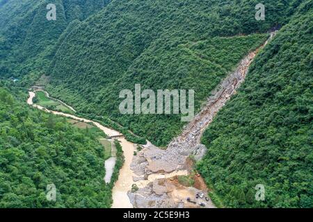 Chongqing, China. Juli 2020. Retter baggern einen Kanal nach sintflutartigen Regenfällen im Qianjiang Bezirk der Chongqing Gemeinde, Südwestchina, in diesem Luftbild aufgenommen am 2. Juli 2020. Schwere Regengüsse haben Teile der Stadt von Mittwoch Morgen bis Donnerstag Morgen geschlagen. Quelle: Huang Wei/Xinhua/Alamy Live News Stockfoto