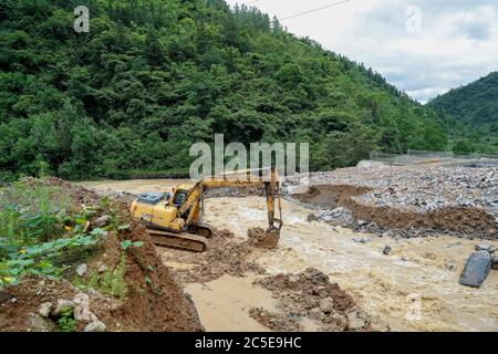 Chongqing, China. Juli 2020. Ein Bagger baggert einen Kanal nach sintflutartigen Regenfällen im Qianjiang Bezirk der Chongqing Gemeinde, Südwestchina, 2. Juli 2020. Schwere Regengüsse haben Teile der Stadt von Mittwoch Morgen bis Donnerstag Morgen geschlagen. Quelle: Huang Wei/Xinhua/Alamy Live News Stockfoto