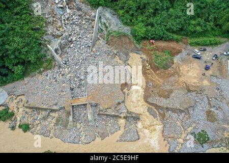 Chongqing, China. Juli 2020. Retter baggern einen Kanal nach sintflutartigen Regenfällen im Qianjiang Bezirk der Chongqing Gemeinde, Südwestchina, in diesem Luftbild aufgenommen am 2. Juli 2020. Schwere Regengüsse haben Teile der Stadt von Mittwoch Morgen bis Donnerstag Morgen geschlagen. Quelle: Huang Wei/Xinhua/Alamy Live News Stockfoto