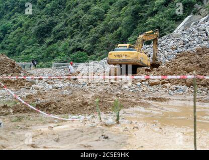 Chongqing, China. Juli 2020. Retter baggern einen Kanal nach sintflutartigen Regenfällen im Qianjiang Bezirk der Chongqing Gemeinde, Südwestchina, 2. Juli 2020. Schwere Regengüsse haben Teile der Stadt von Mittwoch Morgen bis Donnerstag Morgen geschlagen. Quelle: Huang Wei/Xinhua/Alamy Live News Stockfoto