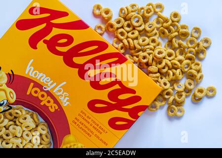 Geöffnete Box mit Kelloggs Honey Loops, Honey Bsss Loops Cerealien, Frühstückscerealien auf weißem Hintergrund - Kelloggs Cerealien Kellogg Cerealien Stockfoto