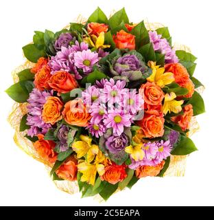 Farbenprächtiges Bouquet aus Orangenrosen und Gerberas auf weißem Hintergrund Stockfoto