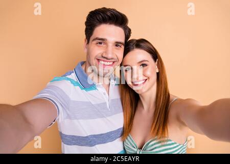 Nahaufnahme Foto von attraktiven Dame gut aussehend Kerl verheiratet Paar verbringen Zeit zusammen machen Selfies gute Laune tragen lässige Kleidung isoliert Pastell Stockfoto