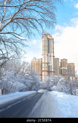 Moskau nach Schneefall, Russland. Landschaftlich schöner Blick auf die Straße und moderne hohe Gebäude. Kälte und Frost im Winter Moskau Stadt. Schöne verschneite Stadtlandschaft. N Stockfoto