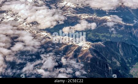 Luftaufnahme der Alpen von einem Flugzeug aus Stockfoto