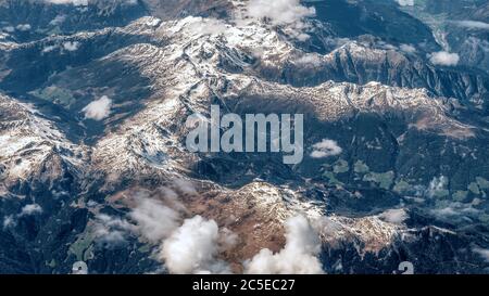Luftaufnahme der Alpen von einem Flugzeug aus Stockfoto