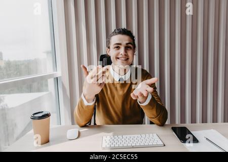 Geschäftsmann in Anzug Blick auf Kamera machen Konferenz Video-Anruf, E-Coaching-Training online, Aufzeichnung Blog Webinar, Kommunikation mit Kunden oder h Stockfoto