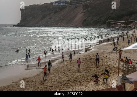 Dakar, Senegal. Juli 2020. Am 1. Juli 2020 entspannen sich die Menschen am Strand von Dakar, Senegal. Vier Monate nach Ausbruch der COVID-19-Pandemie am 2. März in Senegal haben die bestätigten Fälle am Donnerstag die Marke von 7,000 überschritten. Kredit: Eddy Peters/Xinhua/Alamy Live Nachrichten Stockfoto