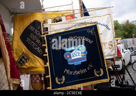 Berlin, Deutschland. Juli 2020. Flaggen der Bundesdeutschen Schausteller-Verbände sind auf der Kundgebung des Deutschen Schausteller-Verbandes am Brandenburger Tor zu sehen. Auf Plakaten, Transparenten und mit Reden protestierten die Teilnehmer bis mindestens Ende Oktober gegen das Verbot der Großveranstaltungen. Quelle: Paul Zinken/dpa/Alamy Live News Stockfoto