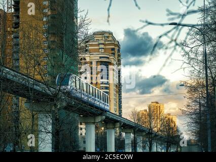 Eine Einschienenbahn fährt bei Sonnenuntergang in Moskau, Russland, über der Straße. Stockfoto