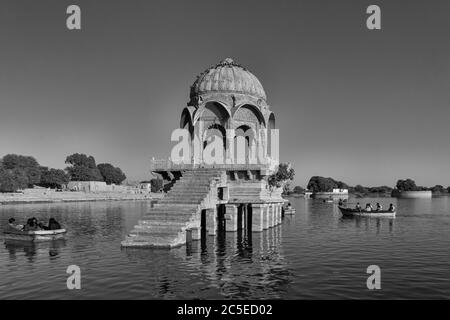 Jaisalmer, Rajasthan, Indien - Februar 17,2020. Ein Blick auf geschnitzten Tschattri in Gadsisar See Stockfoto