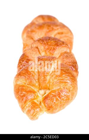 Eine Reihe frischer knuspriger Croissants, isoliert auf weißem Hintergrund mit intentionaler geringer Schärfentiefe Stockfoto
