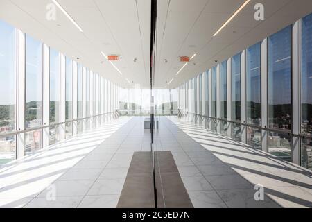 Montreal Kanada - 14. September 2017: Mont Royal spiegelt sich in den verspiegelten Korridoren der Aussichtsplattform Place Ville Marie in der Innenstadt von Montreal wider Stockfoto