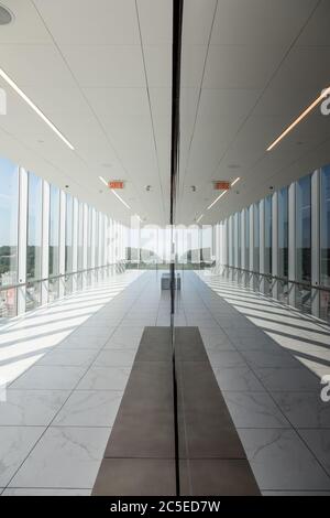 Montreal Kanada - 14. September 2017: Mont Royal spiegelt sich in den verspiegelten Korridoren der Aussichtsplattform Place Ville Marie in der Innenstadt von Montreal wider Stockfoto