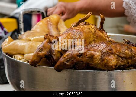 Gebratene Meerschweinchen in einem Street Food Restaurant Stockfoto