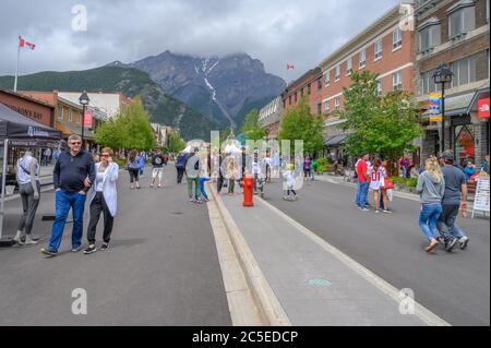 Banff, Alberta, Kanada – 01. Juli 2020: Mitarbeiter an der Banff Avenue, wegen COVID 19 und Canada Day geschlossen Stockfoto