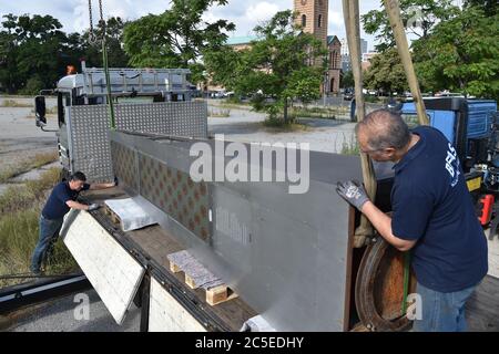 Berlin, Deutschland. Juli 2020. Arbeiter manövrieren den Solar-Obelisk 'Sharp' während seines Transports auf die Ladefläche eines Tiefladers. Auf der Oberfläche des Obelisken am Kulturforum soll das Museum des 20. Jahrhunderts errichtet werden. Quelle: Sven Braun/dpa/Alamy Live News Stockfoto