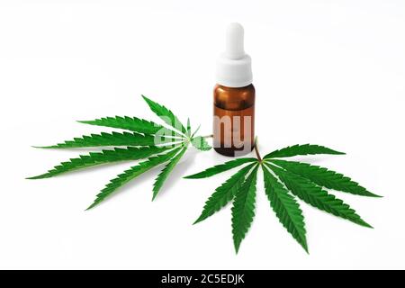 Marihuana Cannabisblätter und cbd-Öl in einer Flasche isoliert Stockfoto