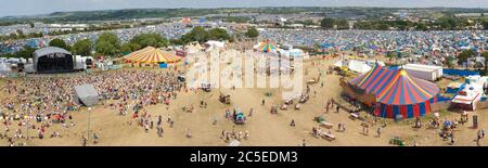 GLASTONBURY, UK - JUNI 25 : Panoramablick auf den Festivalort in Glastonbury, UK am 25. Juni 2010. Aufgenommen vom Ribbon Tower in der Parkbühne Stockfoto