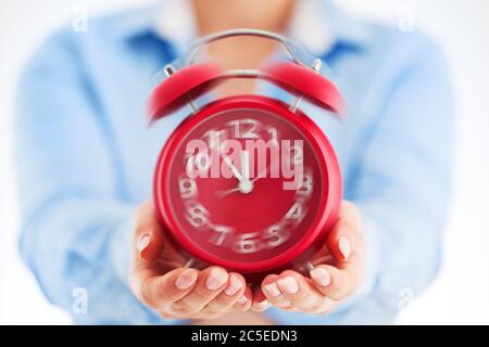 Business Konzept. Frau mit roten Wecker in seinen Händen. Stockfoto