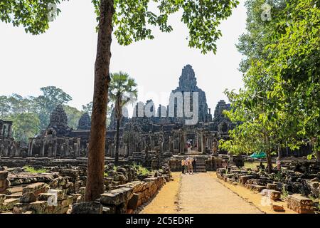 Die Türme am Eingang zum Bayon am Tempelkomplex Angkor Thom, Siem Reap, Kambodscha, Asien Stockfoto