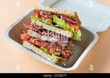 Ein BLT ist eine Art Sandwich, benannt nach den Initialen seiner Hauptzutaten, Speck, Salat und Tomaten Stockfoto