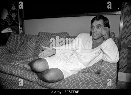 Der berühmte Manchester United Fußballspieler George Best entspannt in einem Morgenmantel. Stockfoto