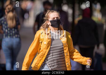 Glasgow, Schottland, Großbritannien. Juli 2020. Im Bild: Szenen aus Glasgows Stil Meile, Buchanan Street Einkaufsviertel, wo mehr Menschen mit Gesichtsmasken oder hausgemachte Gesichtsbezüge gesehen werden. Nicola Sturgeon hat heute angekündigt, dass das Tragen einer Gesichtsbedeckung ab dem 10. Juli nächste Woche in den Geschäften obligatorisch sein wird. Gesichtsbedeckungen sind bereits obligatorisch, wenn man öffentliche Verkehrsmittel nimmt, um die Ausbreitung des Coronavirus zu verlangsamen. Quelle: Colin Fisher/Alamy Live News Stockfoto