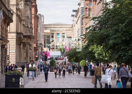 Glasgow, Schottland, Großbritannien. Juli 2020. Im Bild: Szenen aus Glasgows Stil Meile, Buchanan Street Einkaufsviertel, wo mehr Menschen mit Gesichtsmasken oder hausgemachte Gesichtsbezüge gesehen werden. Nicola Sturgeon hat heute angekündigt, dass das Tragen einer Gesichtsbedeckung ab dem 10. Juli nächste Woche in den Geschäften obligatorisch sein wird. Gesichtsbedeckungen sind bereits obligatorisch, wenn man öffentliche Verkehrsmittel nimmt, um die Ausbreitung des Coronavirus zu verlangsamen. Quelle: Colin Fisher/Alamy Live News Stockfoto