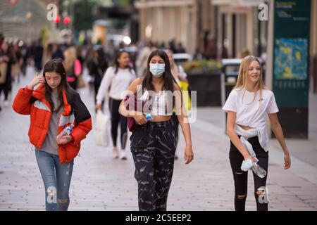 Glasgow, Schottland, Großbritannien. Juli 2020. Im Bild: Szenen aus Glasgows Stil Meile, Buchanan Street Einkaufsviertel, wo mehr Menschen mit Gesichtsmasken oder hausgemachte Gesichtsbezüge gesehen werden. Nicola Sturgeon hat heute angekündigt, dass das Tragen einer Gesichtsbedeckung ab dem 10. Juli nächste Woche in den Geschäften obligatorisch sein wird. Gesichtsbedeckungen sind bereits obligatorisch, wenn man öffentliche Verkehrsmittel nimmt, um die Ausbreitung des Coronavirus zu verlangsamen. Quelle: Colin Fisher/Alamy Live News Stockfoto