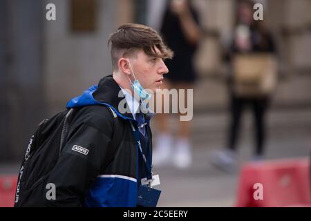 Glasgow, Schottland, Großbritannien. Juli 2020. Im Bild: Szenen aus Glasgows Stil Meile, Buchanan Street Einkaufsviertel, wo mehr Menschen mit Gesichtsmasken oder hausgemachte Gesichtsbezüge gesehen werden. Nicola Sturgeon hat heute angekündigt, dass das Tragen einer Gesichtsbedeckung ab dem 10. Juli nächste Woche in den Geschäften obligatorisch sein wird. Gesichtsbedeckungen sind bereits obligatorisch, wenn man öffentliche Verkehrsmittel nimmt, um die Ausbreitung des Coronavirus zu verlangsamen. Quelle: Colin Fisher/Alamy Live News Stockfoto