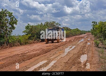 4x4 LKW Fahrt entlang der schlammigen Linden-Lethem Feldweg verbindet Lethem und Georgetown in der Regenzeit, Guyana, Südamerika Stockfoto