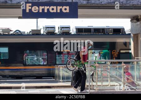 Ferrara, Italien. Juli 2020. Ein Mann reist mit seinem tragbaren und faltbaren Fahrrad mit dem Zug nach Ferrara, Italien. Bild: Filippo Rubin / Alamy Stockfoto