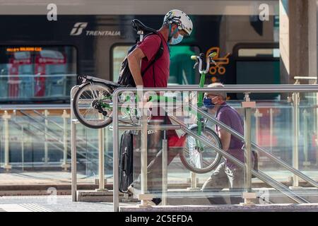 Ferrara, Italien. Juli 2020. Ein Mann reist mit seinem tragbaren und faltbaren Fahrrad mit dem Zug nach Ferrara, Italien. Bild: Filippo Rubin / Alamy Stockfoto