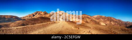 Ein Panoramablick auf die Artist's Palette, im Death Valley California, so genannt wegen der natürlichen mehrfarbigen Mineralvorkommen im Gestein Stockfoto