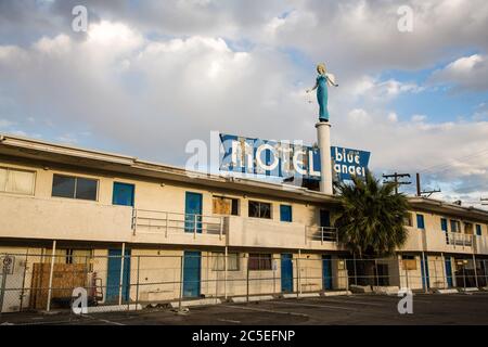 Las Vegas - April 17: Das Blue Angel Motel war einst im blühenden Zentrum von Las Vegas, aber jetzt ist es dem Ruin überlassen, da die Entwicklung nach t umgezogen ist Stockfoto