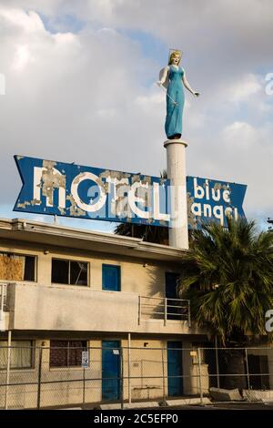 Las Vegas - April 17: Das Blue Angel Motel war einst im blühenden Zentrum von Las Vegas, aber jetzt ist es dem Ruin überlassen, da die Entwicklung nach t umgezogen ist Stockfoto