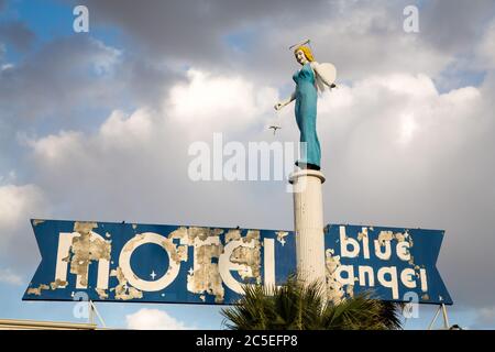 Las Vegas - April 17: Das Blue Angel Motel war einst im blühenden Zentrum von Las Vegas, aber jetzt ist es dem Ruin überlassen, da die Entwicklung nach t umgezogen ist Stockfoto