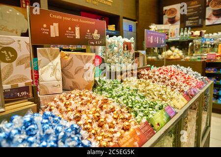 BERLIN, DEUTSCHLAND - CA. SEPTEMBER 2019: Innenaufnahme im Lindt-Laden in der Mall of Berlin. Lindt ist ein Schweizer Chocolatier- und Süßwarenunternehmen. Stockfoto