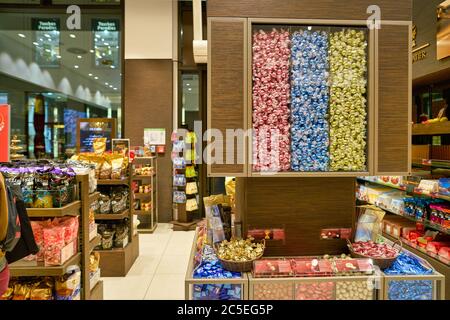 BERLIN, DEUTSCHLAND - CA. SEPTEMBER 2019: Innenaufnahme im Lindt-Laden in der Mall of Berlin. Lindt ist ein Schweizer Chocolatier- und Süßwarenunternehmen. Stockfoto