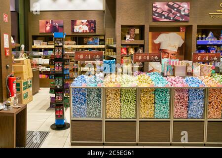 BERLIN, DEUTSCHLAND - CA. SEPTEMBER 2019: Innenaufnahme im Lindt-Laden in der Mall of Berlin. Lindt ist ein Schweizer Chocolatier- und Süßwarenunternehmen. Stockfoto