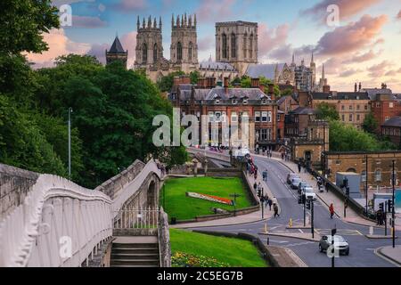 Die Stadt York, ihre mittelalterliche Mauer und das York Minster bei Sonnenuntergang Stockfoto