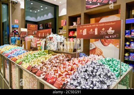 BERLIN, DEUTSCHLAND - CA. SEPTEMBER 2019: Innenaufnahme im Lindt-Laden in der Mall of Berlin. Lindt ist ein Schweizer Chocolatier- und Süßwarenunternehmen. Stockfoto