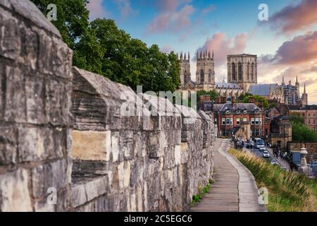 Die Stadt York, ihre mittelalterliche Mauer und das York Minster bei Sonnenuntergang Stockfoto