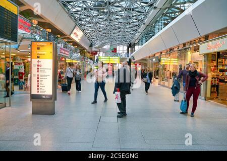 BERLIN, DEUTSCHLAND - CA. SEPTEMBER 2019: Innenaufnahme des Berliner Flughafens 'Otto Lilienthal', dem wichtigsten internationalen Flughafen Berlins. Stockfoto